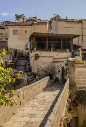 Demisos caves hotel