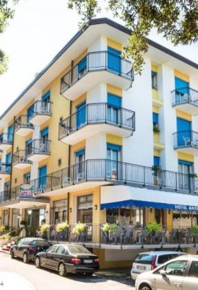 Hotel Azzorre или подобен